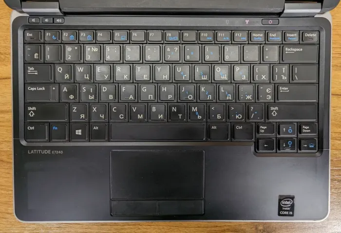 Ультрабук Б-клас Dell Latitude E7240 / 12.5" (1366x768) TN / Intel Core i5-4210U (2 (4) ядра по 1.7 - 2.7 GHz) / 6 GB DDR3 / 128 GB SSD / Intel HD Graphics 4400 / WebCam / Windows 10 б/в - зображення 4