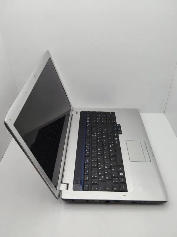 Ноутбук Samsung R730 / 17.3" (1600x900) TN / Intel Core i5-520M (2 (4) ядра по 2.4 - 2.93 GHz) / 6 GB DDR3 / 320 GB HDD / Intel HD Graphics / WebCam б/в - зображення 5