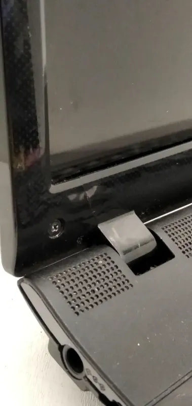 Ноутбук Б-клас Samsung NP300E5C / 15.6" (1366x768) TN / Intel Celeron B820 (2 ядра по 1.7 GHz) / 4 GB DDR3 / 500 GB HDD / nVidia GeForce GT 620M, 1 GB DDR3, 64-bit / WebCam / АКБ не тримає б/в - зображення 4