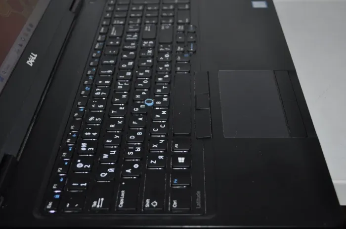 Ультрабук Dell Latitude 5590 / 15.6" (1920x1080) IPS / Intel Core i5-7300U (2 (4) ядра по 2.6 - 3.5 GHz) / 16 GB DDR4 / 256 GB SSD / Intel UHD Graphics 620 / WebCam / Windows 11 Pro б/в - зображення 11