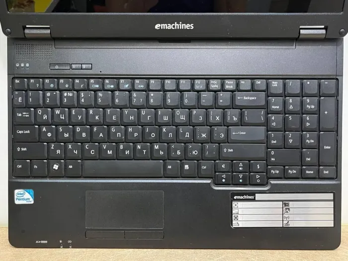 Ноутбук Acer eMachines E728 / 15.6" (1366x768) TN / Intel Pentium T4500 (2 ядра по 2.3 GHz) / 4 GB DDR3 / 320 GB HDD / Intel GMA 4500M Graphics / WebCam / АКБ не тримає б/в - зображення 3