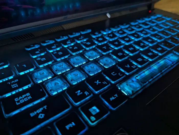 Ігровий ноутбук Asus ROG Strix G16 G614YIR / 16" (1920x1080) IPS / Intel Core i9-14900HX (24 (32) ядра по 1,6 - 5,8 ГГц) / 32 ГБ DDR5 / 1000 ГБ SSD / nVidia GeForce RTX 4070, 8 ГБ GDDR6, 128-bit / WebCam / Windows 11 б/в - зображення 6