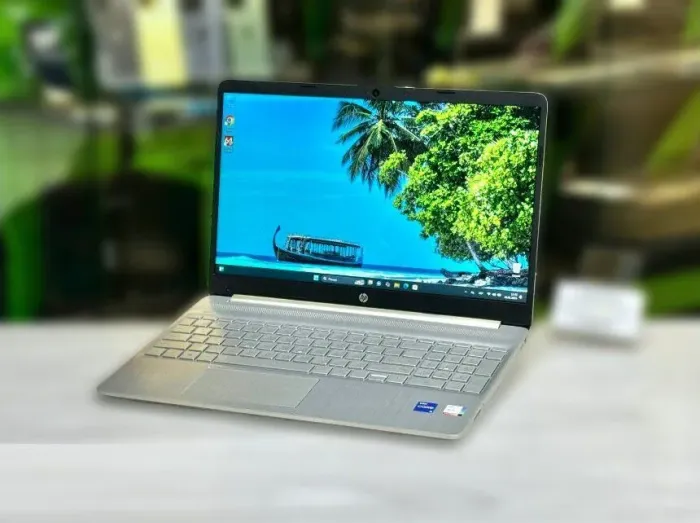 Ультрабук Б-клас HP Laptop 15s-fq2621n / 15.6" (1920x1080) TN / Intel Core i5-1135G7 (4 (8) ядра по 2.4 - 4.2 GHz) / 8 GB DDR4 / 512 GB SSD M.2 / Intel Iris Xe Graphics / WebCam / Win 11 Home б/в - зображення 4