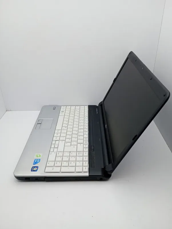 Ноутбук Asus K72 / 17.3" (1600x900) TN / Intel Core i5-450M (2 (4) ядра по 2.4 - 2.66 GHz) / 6 GB DDR3 / 120 GB SSD / Intel HD Graphics / WebCam б/в - зображення 4