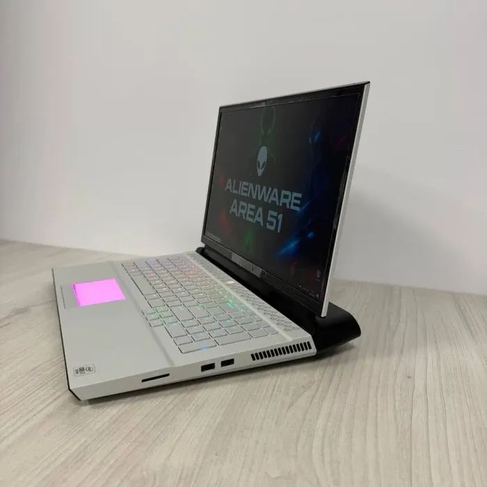 Ігровий ноутбук Dell Alienware Area 51M R2 / 17,3" (1920x1080) IPS / Intel Core i7-10700 (8 (16) ядер по 2,9 - 4,8 ГГц) / 16 ГБ DDR4 / 512 ГБ SSD NVMe / nVidia GeForce RTX 2070 Super, 8 ГБ GDDR6, 256-біт / WebCam б/в - зображення 5