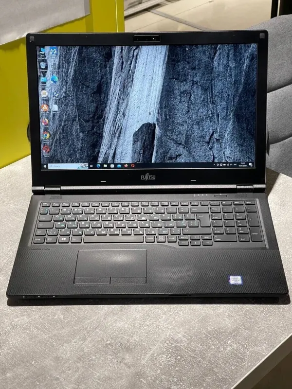 Ноутбук Fujitsu LifeBook E558 / 15.6" (1920x1080) IPS / Intel Core i5-7200U (2 (4) ядра по 2.5 - 3.1 GHz) / 8 GB DDR4 / 240 GB SSD / Intel HD Graphics 620 / WebCam б/в - зображення 2