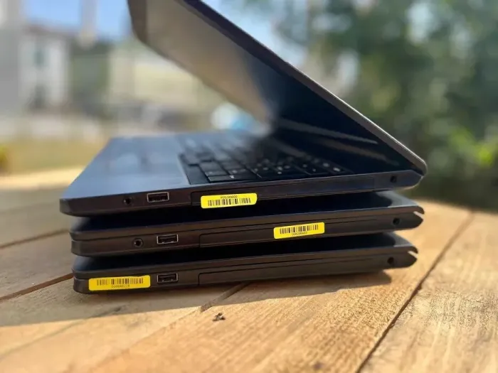 Ноутбук Fujitsu LifeBook A555 / 15.6" (1366x768) TN / Intel Core i5-5200U (2 (4) ядра по 2.2 - 2.7 GHz) / 8 GB DDR3 / 256 GB SSD / Intel HD Graphics 5500 / WebCam / Windows 10 б/в - зображення 4