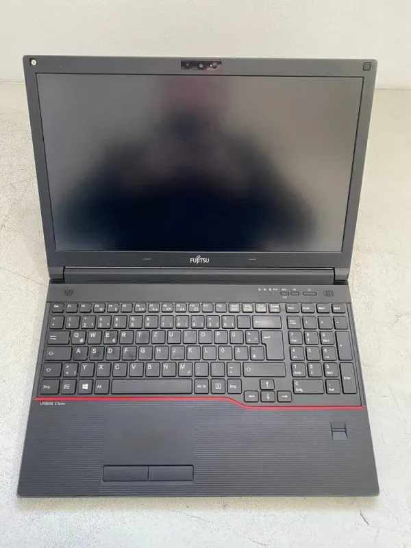 Ноутбук Б-клас Fujitsu LifeBook E554 / 15.6" (1920x1080) IPS / Intel Core i5-4210M (2 (4) ядра по 2.6 - 3.2 GHz) / 8 GB DDR3 / 240 GB SSD / Intel HD Graphics 4600 / WebCam б/в - зображення 2