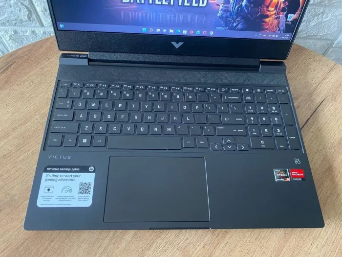 Ігровий ноутбук HP Victus 15-fb0015nr / 15.6" (1920x1080) IPS / AMD Ryzen 5 5600H (6 (12) ядер по 3.3 - 4.2 GHz) / 8 GB DDR4 / 512 GB SSD / AMD Radeon RX 6500M, 4 GB GDDR6, 64-bit / WebCam б/в - зображення 3