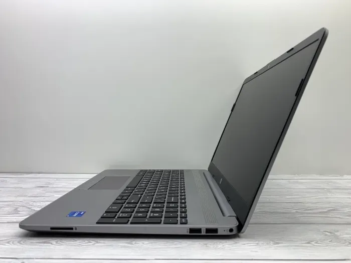 Ультрабук Б-клас HP 250 G8 / 15.6" (1920x1080) TN / Intel Core i5-1135G7 (4 (8) ядра по 2.4 - 4.2 GHz) / 16 GB DDR4 / 512 GB SSD / Intel Iris Xe Graphics / WebCam б/в - зображення 7