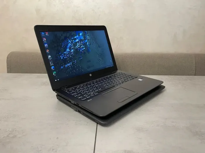 Мобільна робоча станція HP ZBook 15u G4 / 15.6" (1920x1080) TN / Intel Core i7-7500U (2 (4) ядра по 2.7 - 3.5 GHz) / 16 GB DDR4 / 250 GB SSD M.2 / AMD FirePro W4190M, 2 GB GDDR5, 128-bit / WebCam / USB 3.1 / DisplayPort б/в - зображення 4
