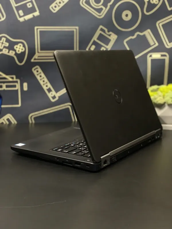 Ультрабук Dell Latitude / 14" TN / Core i5-6300HQ (4 ядра по 2.3-3.2 GHz) / 8GB DDR4 / 256GB SSD / HD Graphics 530 / WebCam / Win 10 Pro б/в - зображення 4