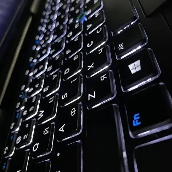 Мобільна робоча станція Б-клас Dell Precision 7720 / 17.3" (1920x1080) IPS / Intel Core i7-6820HQ (4 (8) ядра по 2.7 - 3.6 GHz) / 16 GB DDR4 / 128 GB SSD + 1000 GB HDD / nVidia Quadro M1200, 4 GB GDDR5, 256-bit / WebCam / HDMI б/в - зображення 6