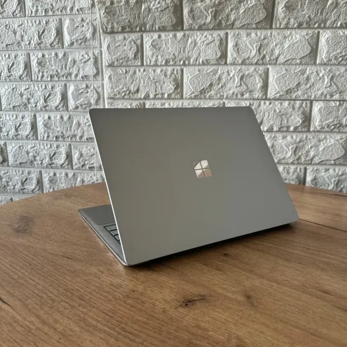 Ультрабук Б-клас Microsoft Surface Laptop / 13.5" (2256x1504) IPS Touch / Intel Core i5-7300U (2 (4) ядра по 2.6 - 3.5 GHz) / 8 GB DDR4 / 128 GB SSD / Intel HD Graphics 620 / WebCam б/в - зображення 6