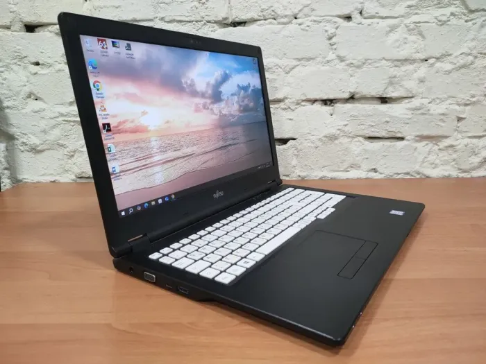 Ультрабук Fujitsu Lifebook E559 / 15.6" (1920x1080) IPS / Intel Core i5-8250U (4 (8) ядра по 1.6 - 3.4 GHz) / 8 GB DDR4 / 240 GB SSD / Intel UHD Graphics 620 / WebCam / LTE б/в - зображення 3