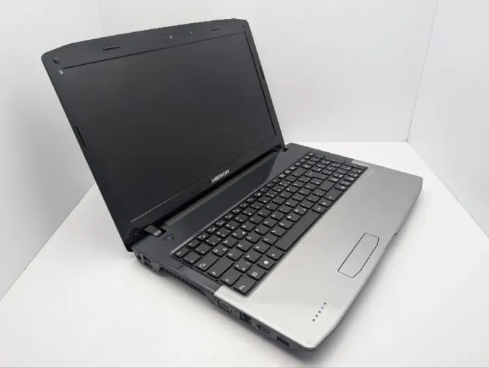 Ноутбук Medion Akoya P6812 / 15.6" (1366x768) TN / Intel Core i3-2330M (2 (4) ядра по 2.2 GHz) / 6 GB DDR3 / 500 GB HDD / nVidia GeForce GT 555M, 1 GB GDDR3, 128-bit / WebCam / DVD-ROM б/в - зображення 6