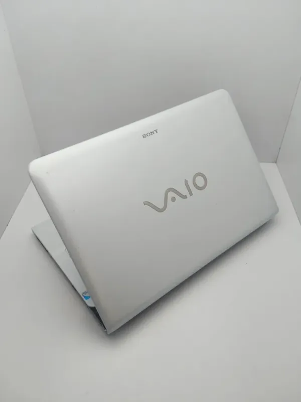 Ноутбук Sony VPC173 / 17.3" (1600x900) TN / Intel Core i3-2330M (2 (4) ядра по 2.2 GHz) / 6 GB DDR3 / 320 GB HDD / Intel HD Graphics 3000 / WebCam б/в - зображення 8