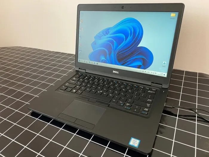 Ноутбук Б-клас Dell Latitude 5480 / 14" (1920x1080) IPS / Intel Core i5-6300U (2 (4) ядра по 2.4 - 3.0 GHz) / 8 GB DDR4 / 256 GB SSD / Intel HD Graphics 520 / WebCam / HDMI б/в - зображення 2