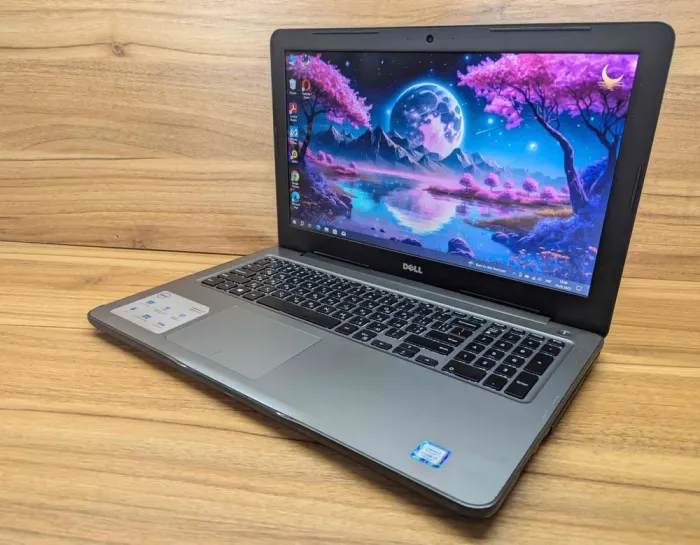 Ноутбук Б-клас Dell Inspiron 5567 / 15.6" (1366x768) TN / Intel Core i5-7200U (2 (4) ядра по 2.5 - 3.1 GHz) / 8 GB DDR4 / 240 GB SSD / Intel HD Graphics 620 / WebCam / Windows 10 б/в - зображення 5