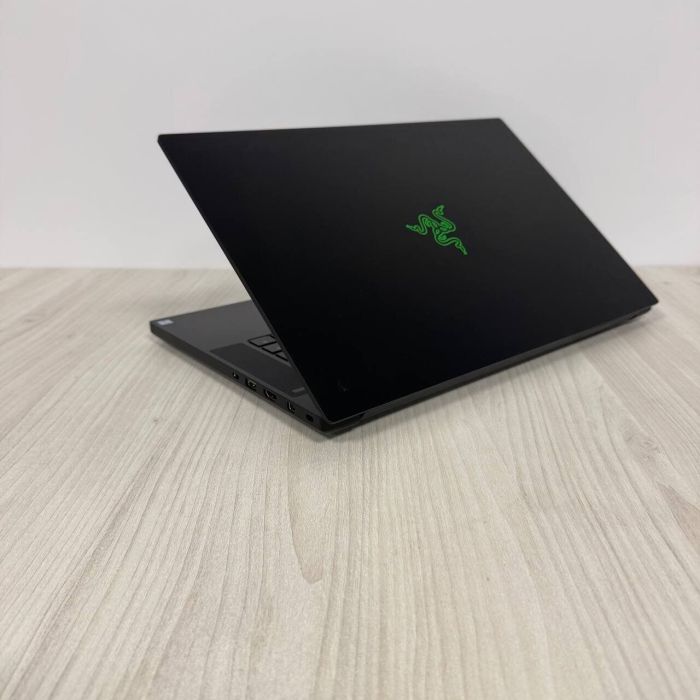 Ігровий ноутбук Razer Blade 15 RZ09-02705 / 15.6" (1920x1080) IPS / Intel Core i7-8750H (6 (12) ядер по 2.2 - 4.1 GHz) / 16 GB DDR4 / 512 GB SSD / nVidia GeForce GTX 1060 Max-Q, 6 GB GDDR5, 192-bit / WebCam б/в - зображення 6