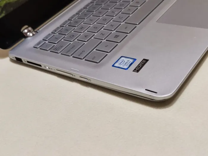 Ноутбук-трансформер Asus Q304UAK 2-in-1 / 13.3" (1920x1080) IPS Touch / Intel Core i5-7200U (2 (4) ядер по 2.5 - 3.1 GHz) / 12 GB DDR4 / 256 GB SSD / Intel HD Graphics 620 / WebCam б/в - зображення 4