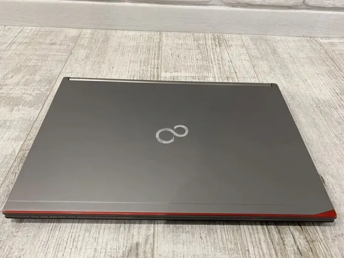 Ультрабук Fujitsu LifeBook E756 / 15.6" (1920x1080) IPS / Intel Core i5-6200U (2 (4) ядра по 2.3 - 2.8 GHz) / 8 GB DDR4 / 256 GB SSD / Intel HD Graphics 520 / WebCam / Win 10 Pro б/в - зображення 6