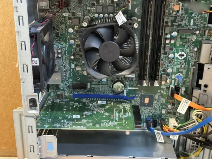 Ігровий ПК Dell OptiPlex 7050 Tower / Intel Core i7-7700 (4 (8) ядра по 3,6 - 4,2 ГГц) / 16 ГБ DDR4 / без HDD / AMD Radeon R7 450, 4 ГБ GDDR5, 128-біт / 240 Вт / DVD-ROM / DisplayPort б/в - зображення 10