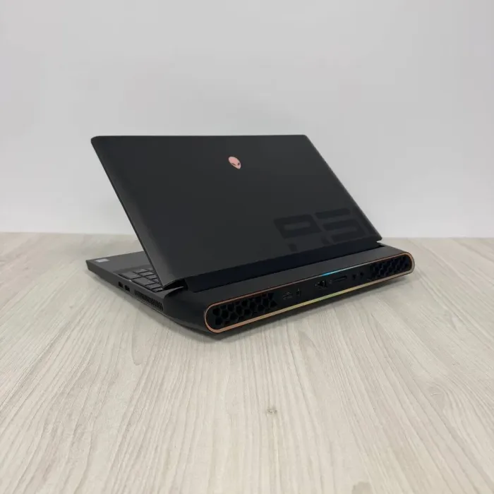 Ігровий ноутбук Б-клас Dell Alienware Area-51m / 17.3" (1920x1080) IPS / Intel Core i7-9700K (8 ядер по 3.6 - 4.9 GHz) / 32 GB DDR4 / 512 GB SSD NVMe / nVidia GeForce RTX 2070, 8 GB GDDR6, 256-bit / WebCam б/в - зображення 5