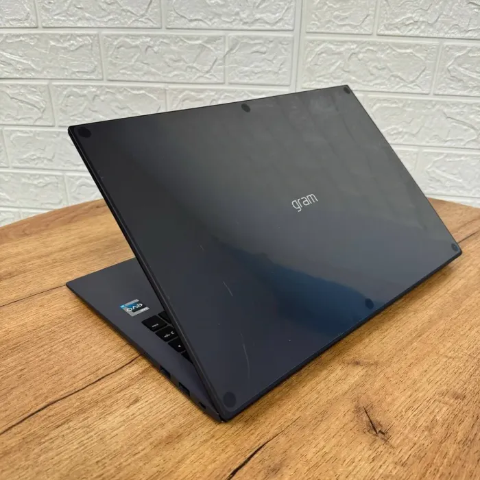 Ультрабук LG Gram 16Z90R / 16" (2560x1600) IPS / Intel Core i5-1340P (12 (16) ядер по 3.4 - 4.6 GHz) / 16 GB DDR5 / 512 GB SSD / Intel Iris Xe Graphics / WebCam б/в - зображення 6