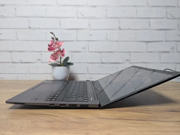 Ультрабук Fujitsu LifeBook U904 / 14" (3200x1800) IPS Touch / Intel Core i5-4300U (2 (4) ядра по 1.9 - 2.9 GHz) / 6 GB DDR3 / 128 GB SSD / Intel HD Graphics 4400 / WebCam / Без АКБ б/в - зображення 7