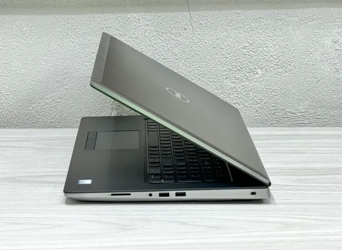 Мобільна робоча станція Dell Precision 7750 / 17.3" (3840x2160) IPS / Intel Xeon W-10855M (6 (12) ядер по 2.8 - 5.1 GHz) / 32 GB DDR4 / 1000 GB SSD M.2 / nVidia Quadro RTX 4000, 6 GB GDDR6, 256-bit / WebCam / Win 11 Pro б/в - зображення 5