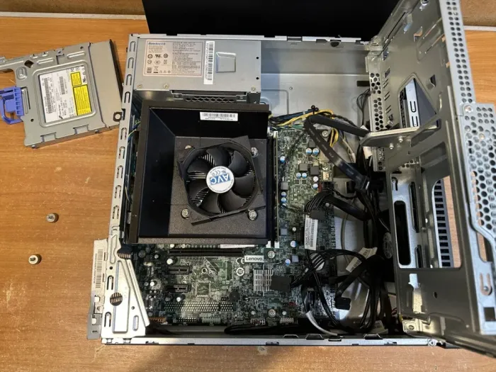 Комп'ютер Lenovo ThinkCentre M700 SFF / Intel Core i5-6500 (4 ядра по 3.2 - 3.6 GHz) / 8 GB DDR4 / 240 GB SSD / Intel HD Graphics 530 / DVD-RW / DisplayPort б/в - зображення 8