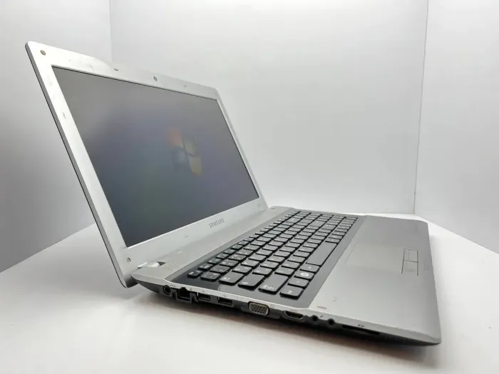 Ноутбук Б-клас Samsung RV515 / 15.6" (1366x768) TN / Intel Core i3-370M (2 (4) ядра по 2.4 GHz) / 4 GB DDR3 / 500 GB HDD / nVidia GeForce 315M, 512 MB GDDR3, 64-bit / WebCam б/в - зображення 3