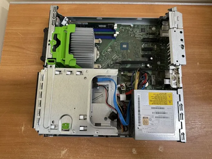 Компьютер Fujitsu Esprimo D757 E90+ SFF / Intel Core i5-6600 (4 ядра по 3.3 - 3.9 GHz) / 8 GB DDR4 / 240 GB SSD / Intel HD Graphics 530 / 280W / DVD-ROM / DisplayPort б/в - зображення 6