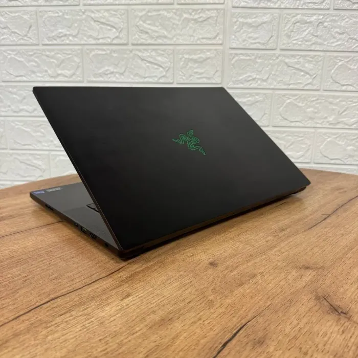 Ігровий ноутбук Razer Blade 16 RZ09-0483 / 16" (3840x2400) MiniLED / Intel Core i9-13950HX (24 (32) ядра по 2.2 - 5.5 GHz) / 32 GB DDR5 / 2000 GB SSD NVMe / nVidia GeForce RTX 4090, 16 GB GDDR6, 256-bit / WebCam б/в - зображення 6