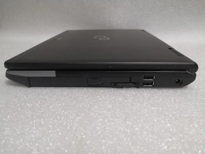 Ноутбук Fujitsu LifeBook S782 / 14" (1600x900) TN / Intel Core i5-3340M (2 (4) ядра по 2.7 - 3.4 GHz) / 4 GB DDR3 / 500 GB HDD / Intel HD Graphics 4000 / WebCam / DVD-ROM / DisplayPort б/в - зображення 5