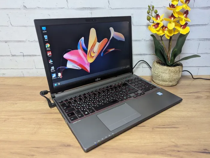 Ноутбук Б-клас Fujitsu LifeBook E756 / 15.6'' (1366x768) TN / Intel Core i5-6300U (2 (4) ядра по 2.4 - 3.0 GHz) / 8 GB DDR4 / 128 GB SSD / Intel HD Graphics 520 / WebCam / Без АКБ б/в - зображення 4