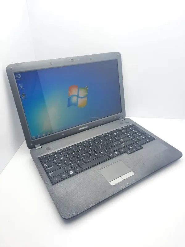 Ноутбук Б-клас Samsung R530 / 15.6" (1366x768) TN / Intel Pentium T4500 (2 ядра по 2.0 GHz) / 4 GB DDR3 / 120 GB SSD / Intel HD Graphics / WebCam б/в - зображення 3