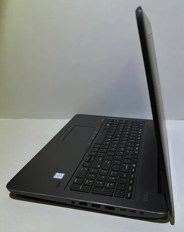 Ноутбук Б-клас HP ZBook 15 G4 / 15.6" (1920x1080) TN / Intel Core i7-7820HQ (4 (8) ядра по 2.9 - 3.9 GHz) / 16 GB DDR4 / 512 GB SSD / Intel HD Graphics 630 / WebCam / Win 11 Pro б/в - зображення 5