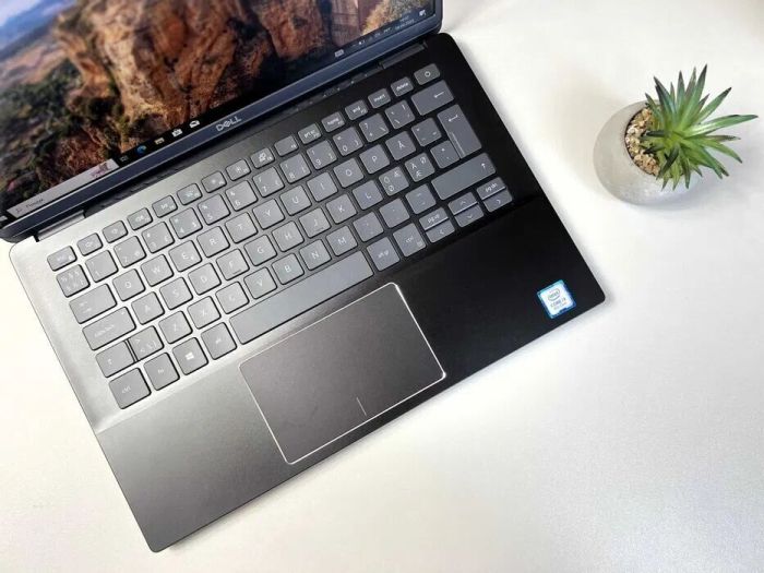 Ультрабук Dell Latitude 3301 / 13.3" (1920x1080) IPS / Intel Core i3-8145U (2 (4) ядра по 2.1 - 3.9 GHz) / 4 GB DDR3 / 256 GB SSD / Intel UHD Graphics 620 / WebCam б/в - зображення 3