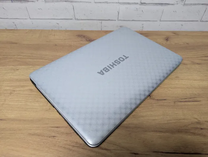 Ноутбук Б-клас Toshiba Satelite L750-13b / 15.6" (1366x768) TN / Intel Core i3-380M (2 (4) ядра по 2.53 GHz) / 8 GB DDR3 / 256 GB SSD / nVidia GeForce GT 525M, 1 GB GDDR3, 128-bit / WebCam / DVD-ROM б/в - зображення 3