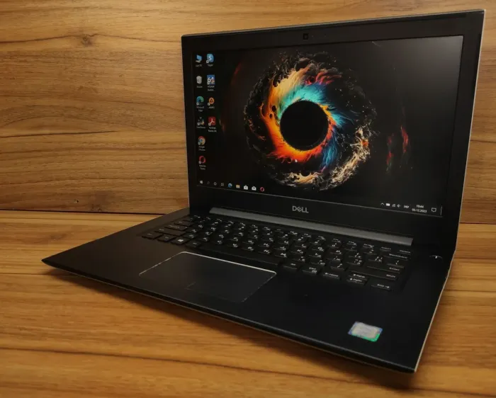 Ультрабук Б-клас Dell Vostro 5471 / 14" (1920x1080) IPS / Intel Core i5-8250U (4 (8) ядра по 1.6 - 3.4 GHz) / 8 GB DDR4 / 240 GB SSD / Intel UHD Graphics 620 / WebCam / Windows 10 б/в - зображення 4