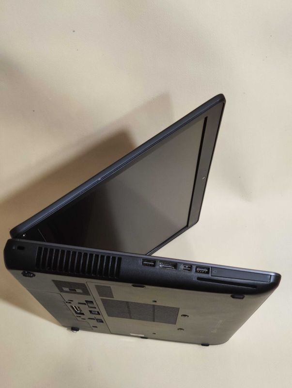 Мобільна робоча станція HP ZBook 17 G2 / 17.3" (1920x1080) TN / Intel Core i7-4800MQ (4 (8) ядра по 2,7 - 3,7 ГГц) / 8 ГБ DDR3 / 256 ГБ SSD / nVidia Quadro K1100M, 2 ГБ GDDR5, 128-біт / WebCam / DVD-ROM б/в - зображення 4