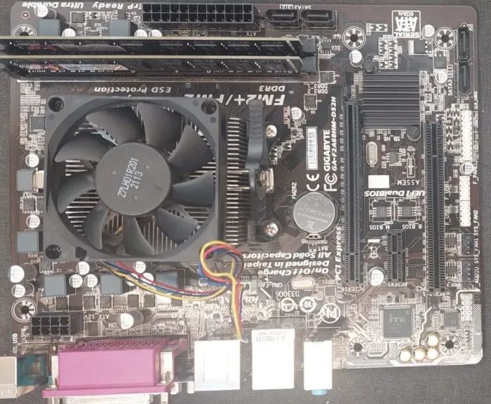 Комплект: Материнська плата Gigabyte GA-F2A68HM-DS2H / FM2+ / AMD A8-7600 (4 ядра по 3.1 - 3.8 GHz) / 16 GB DDR3 / AMD Radeon R7 Graphics + Кулер б/в - зображення 4