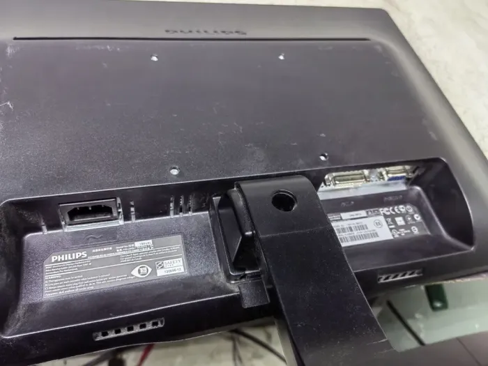 Монітор Б-клас Philips 190V4LSB/19" (1440x900) TN/DVI, VGA/VESA 100x100 + кабелі в комплекті б/в - зображення 5