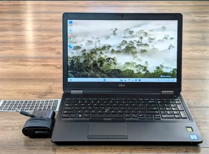 Ноутбук Dell Latitude E5570 / 15.6" (1366x768) TN / Intel Core i5-6300U (2 (4) ядра по 2.4 - 3.0 GHz) / 8 GB DDR4 / 128 GB SSD / Intel HD Graphics 520 / WebCam / Windows 11 б/в - зображення 2