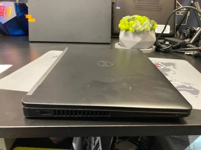 Ультрабук Dell Latitude E5470 / 14" TN / Core i5-6300HQ (4 ядра по 2.3-3.2 GHz) / 8GB DDR4 / 256GB SSD / HD Graphics 530 / WebCam б/в - зображення 3