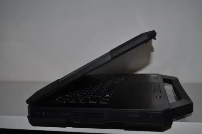 Захищений ноутбук Dell Latitude 5414 Rugged / 14" (1920x1080) TN / Intel Core i7-6600U (2(4) ядра по 2.6 - 3.4 GHz) /  16 GB DDR4 / 240 GB SSD / AMD Radeon R7 M360, 2 GB GDDR3, 64-bit / WebCam / Wi-Fi / Bluetooth / Windows 11 Pro + Блок живлення 130W б/в - зображення 8