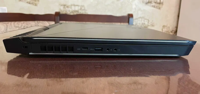 Ігровий ноутбук Dell Alienware 17 R5 / 17.3" (1920x1080) IPS / Intel Core i9-8950HK (6 (12) ядер по 2.9 - 4.8 GHz) / 32 GB DDR4 / 256 GB SSD M.2 NVMe PCIe+1000 GB HDD / nVidia GeForce GTX 1080, 8 GB GDDR5X, 256-bit / WebCam б/в - зображення 6