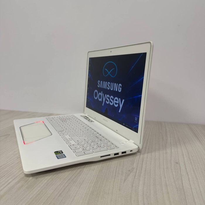 Ігровий ноутбук Samsung Odyssey NP800G5H-X02US White / 15.6" (1920x1080) IPS / Intel Core i7-7700HQ (4 (8) ядра по 2.8 - 3.8 GHz) / 8 GB DDR4 / 256 GB SSD NVMe / nVidia GeForce GTX 1050, 4 GB GDDR5, 128-bit / WebCam б/в - зображення 5